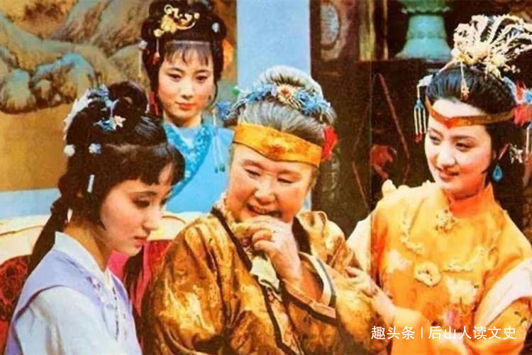 鸡髓笋$贾母分菜给宝黛凤兰,哪是宠爱这么简单,老太太深意看懂的人不多