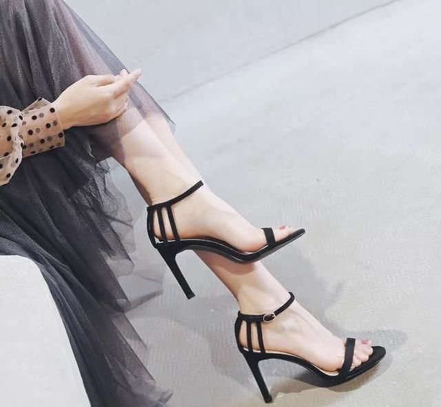 防潮性|教你夏日挑对一双凉鞋,凸显白嫩的玉足和颀长的美腿