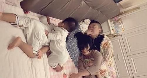 父母|“佛系”父母带娃睡觉火了,网友父母才是真爱,孩子只是附带