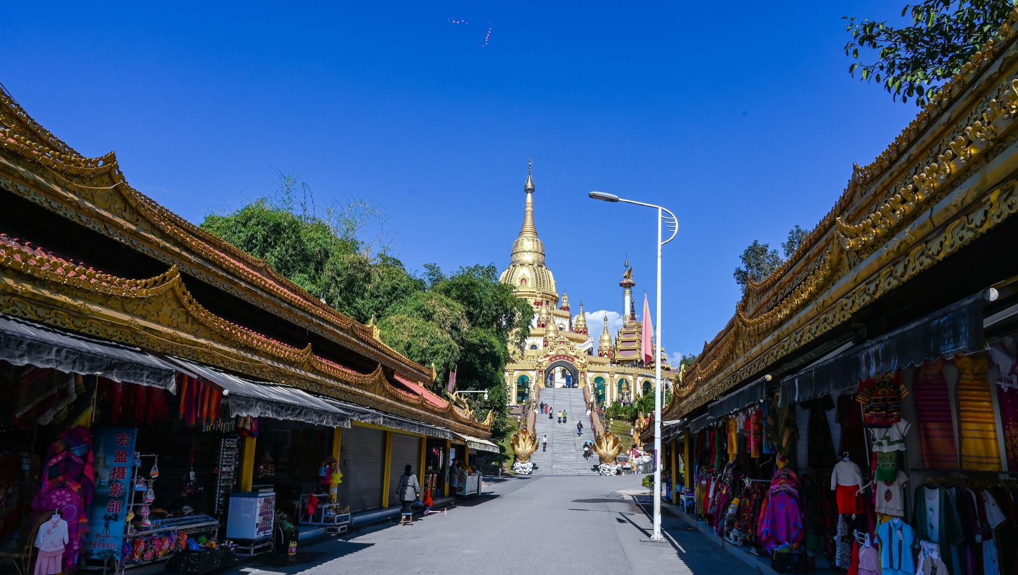 云南必打卡的勐焕大金塔，景区内仿佛小型热带植物园，假装在泰国