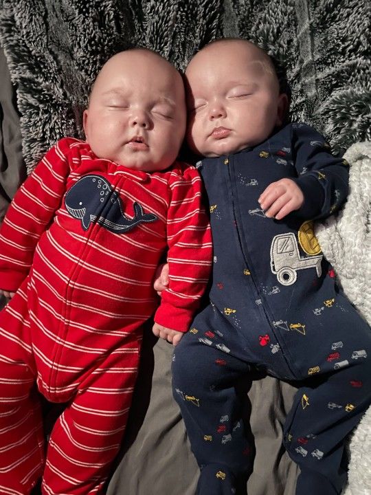 美国一对双胞胎宝宝必须一起睡 分开就尖叫