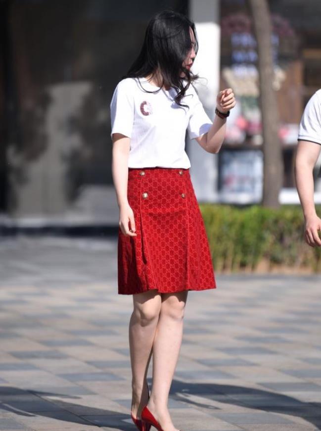 街拍小姐姐优雅时髦的大衣搭配打底裤靴子，看上去高雅显女人味