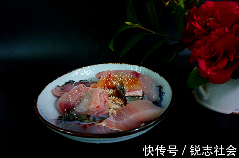 蒜苗叶|在家做香辣砂锅鱼，鲜香四溢，美味可口