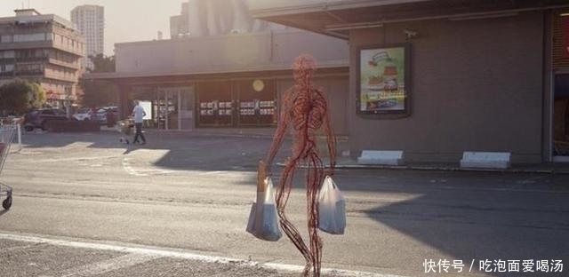 猎奇君&他在作品中将人的皮肤变成透明,看完后感觉不能直视身体了!