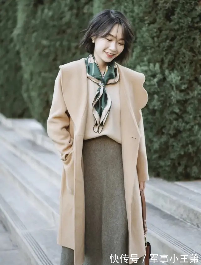 优雅 真正有品位的女人,都喜欢把丝巾作为穿搭的重点,优雅又高级