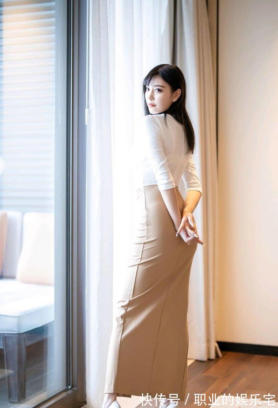 衬衫|西装线条明朗，内搭白色黑条纹的衬衫，显得整体风格更加高贵优雅