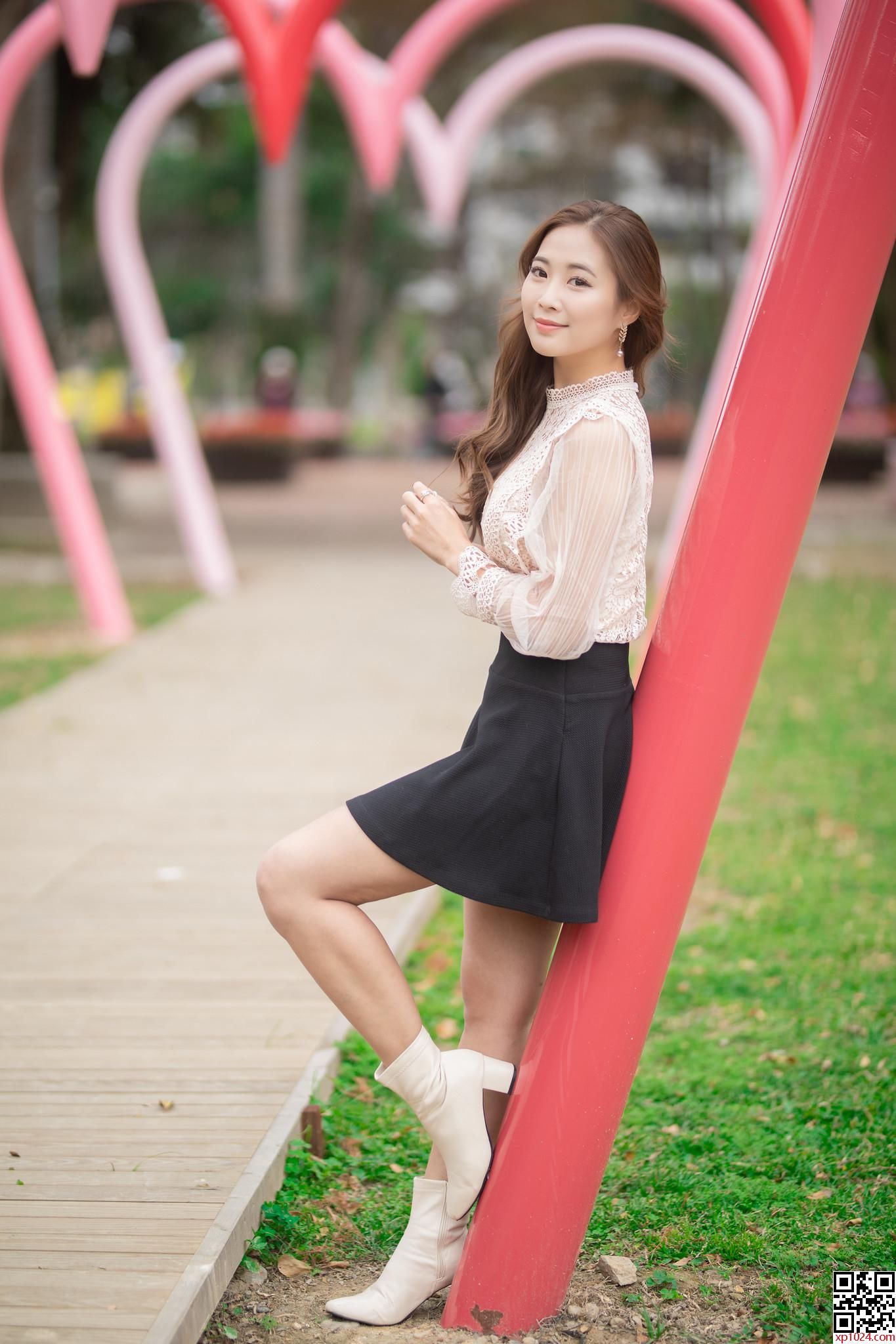 蕾丝小衫半身裙搭配一双白色小皮靴，性感迷人并不妩媚妖娆，美