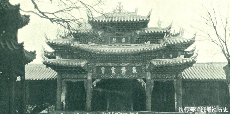 1903年云南昭通老建筑照片，昭通黑神庙、魁星阁与大水井牌坊