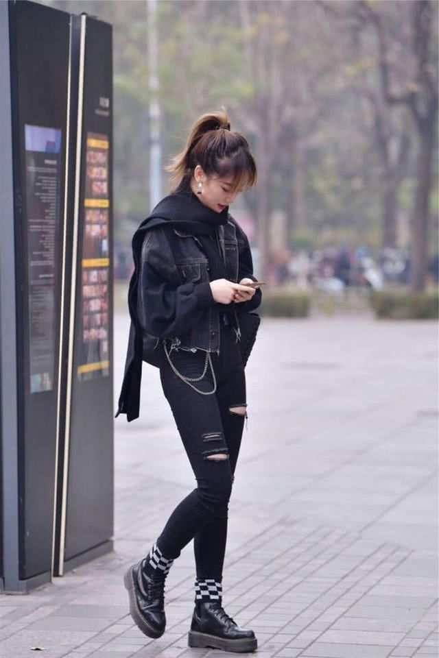 绿色连衣裙|街拍：墨绿色连衣裙，气质清新自然
