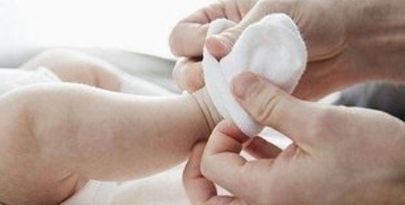 小宝宝|小宝宝穿袜子还是光脚?很多宝妈误会了,做错对娃伤害很大