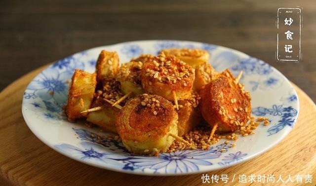 别去外面吃烧烤了,学会这道豆皮和香肠做的小吃,香辣开胃吃不够