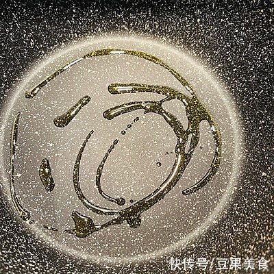 这道快手主食??酱油炒饭藏着小惊喜，瞬间征服你