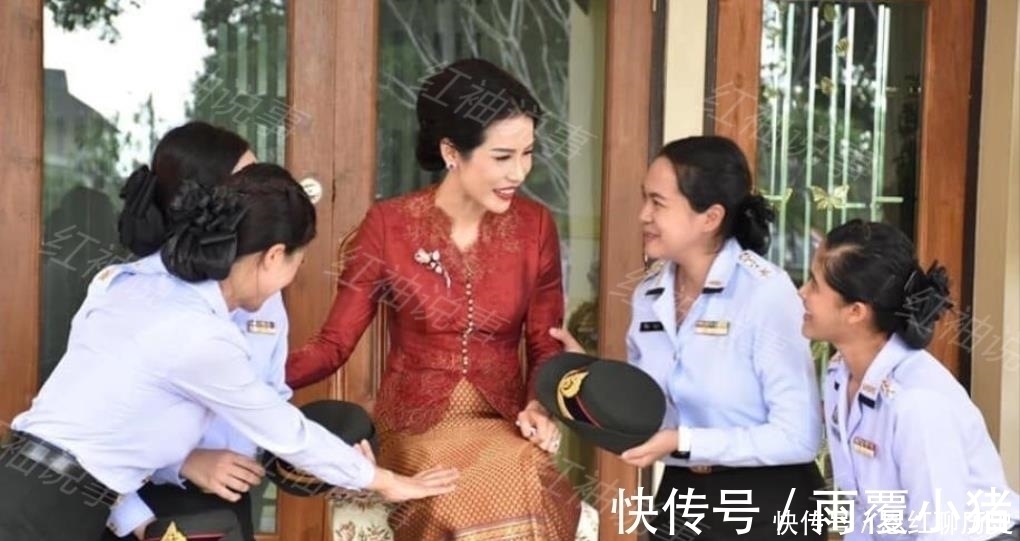 泰王@36岁诗妮娜荣归故里!参加家庭聚会坐C位,接受亲戚们匍匐跪拜