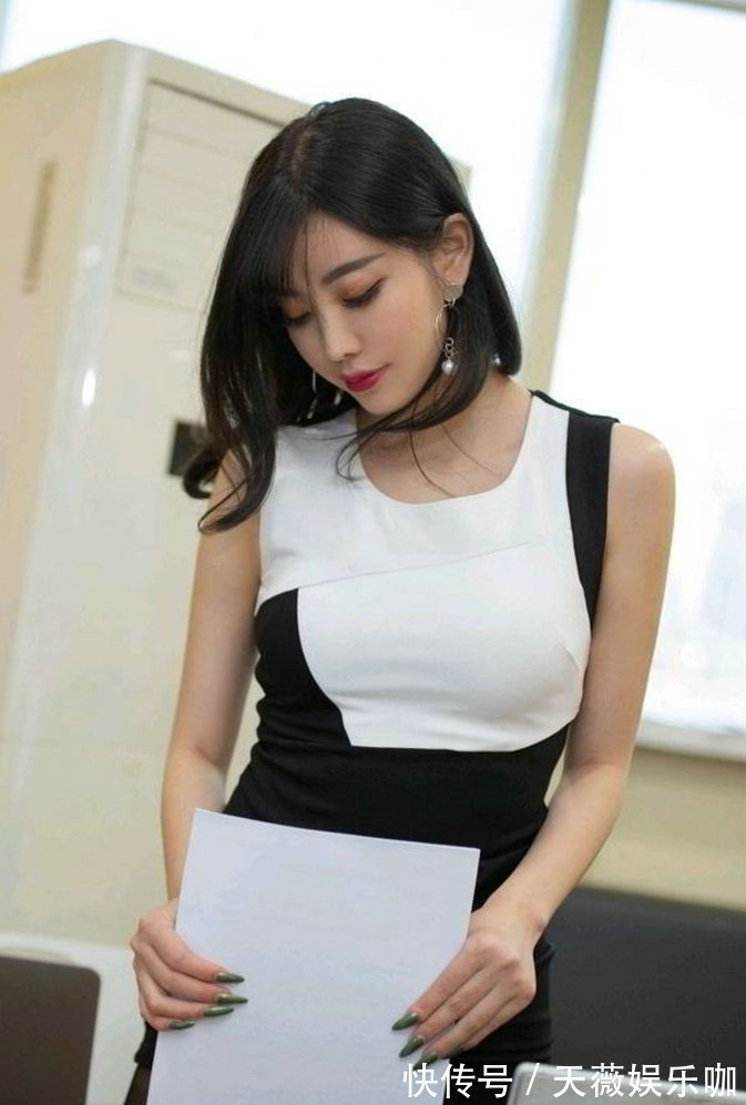 时尚 个性的女生,单吊带衫配灰色牛仔裤,穿搭的时尚又抢镜