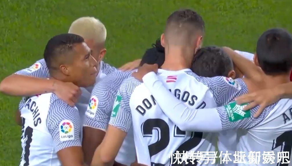 主帅|巴萨1-1后！现场嘘声四起，主帅遭质疑：全场都在传中，要你何用