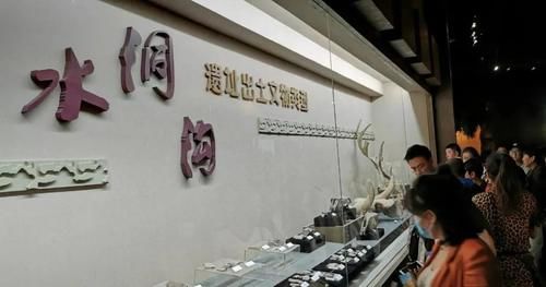  诗意|诗意才情｜刀劈摩天崖，巨笔写春秋！