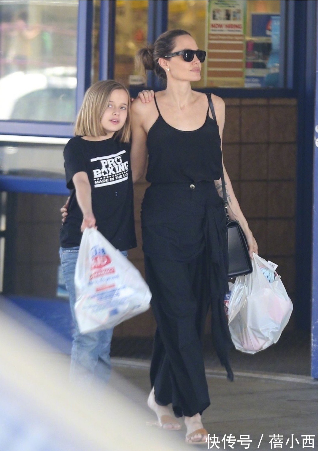 安吉丽娜·朱莉|安吉丽娜·朱莉气质无敌了,穿白衬衫+大地色包臀裙,高级又优雅