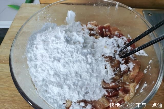炸酥肉时,很容易出现“脱壳”现象,我来教你怎样解决这个问题