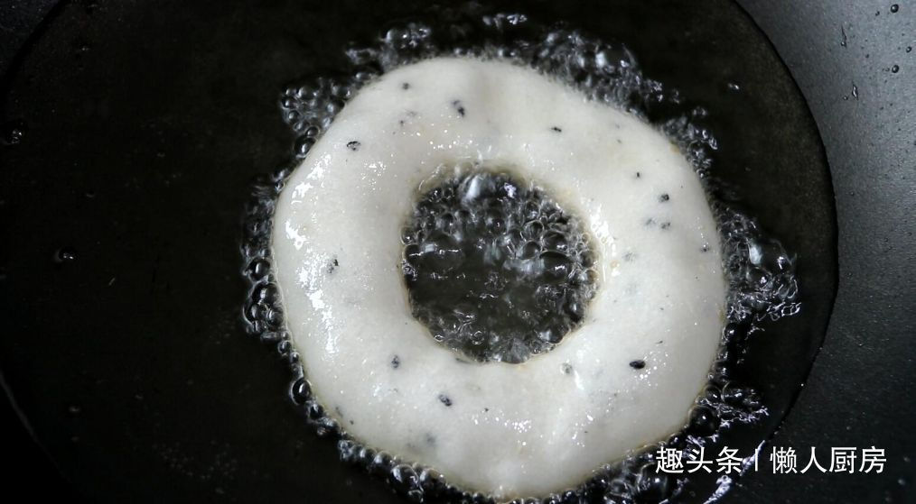 不用面粉,教你用这种粉做炸米圈,口感完全不一样,外脆里软