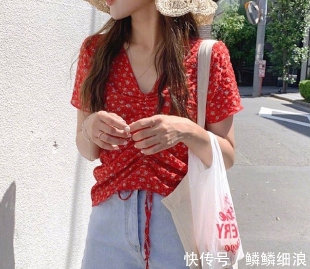 白色t恤 今夏分享这3款单品穿搭,复刻浓浓的法式浪漫,想不心动都难