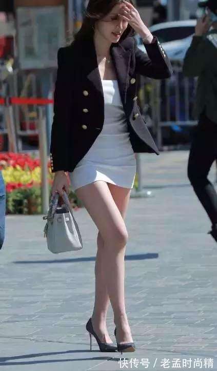 街拍|街拍：紧身包臀裙的辣妈，秀出大长腿