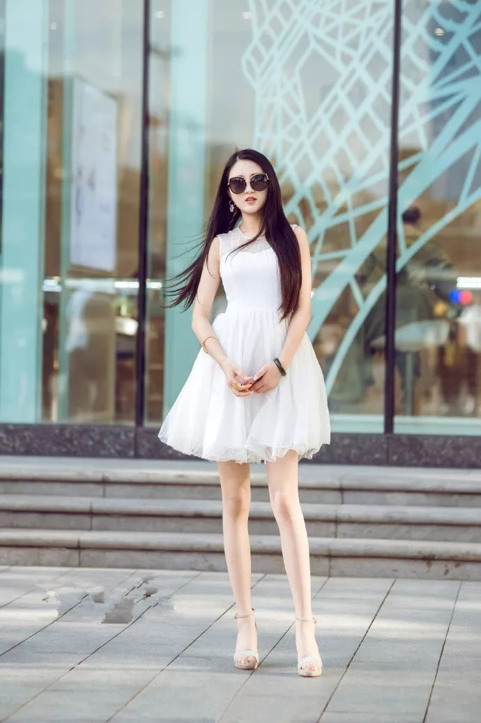 高跟鞋优雅时尚,让女性散发出迷人的气息