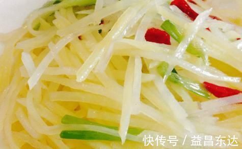 炒土豆丝，先放醋还是后放醋？老师傅：顺序对了，更爽脆更好吃