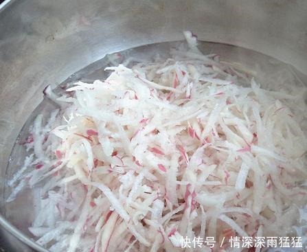 萝卜做馅,最忌焯水或盐腌,大厨教你1招,萝卜爽脆鲜甜,真香!