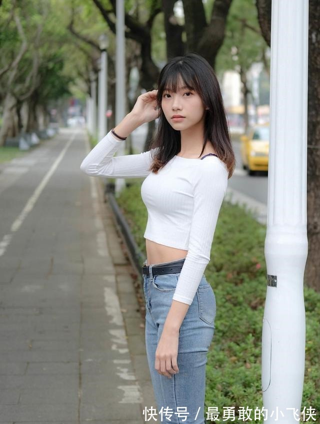 平底鞋 白色针织衫搭配牛仔裤+平底鞋,整体的风格简约又休闲,清爽舒适