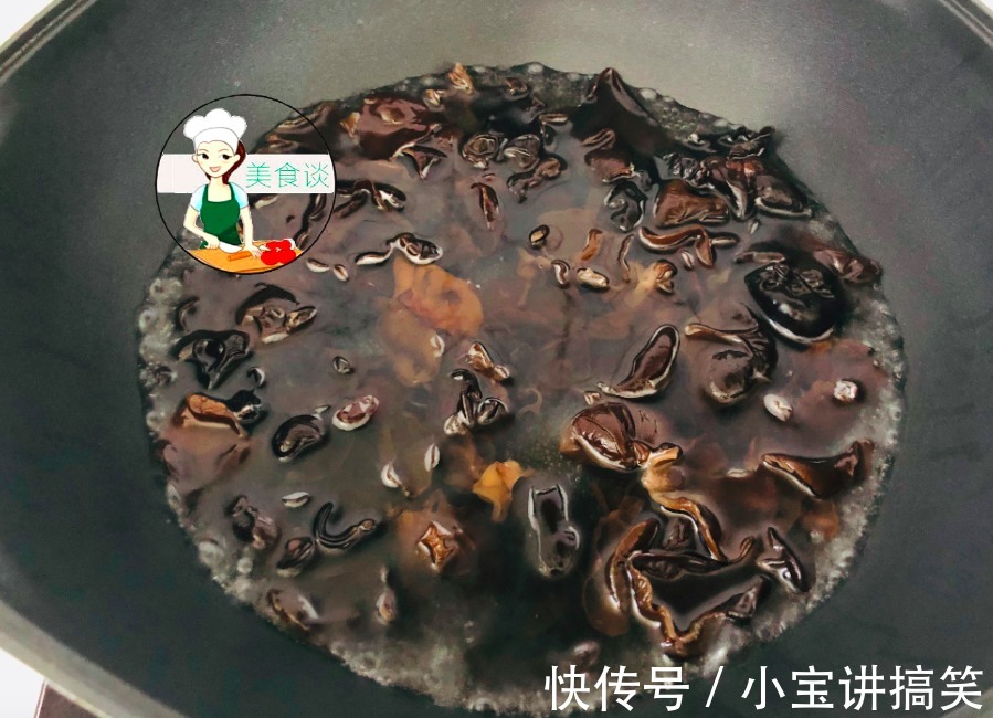 泡木耳别直接加水！大厨教您一招，晃一晃2分钟泡发，又软又干净