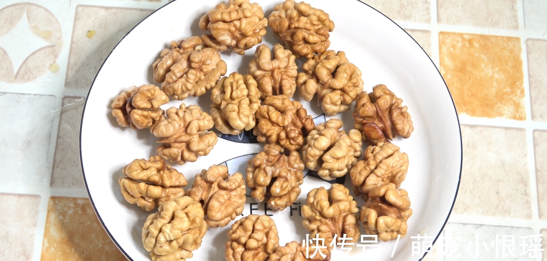 核桃放进锅里蒸5分钟,想不到这么厉害,很多人都不懂,长见识了