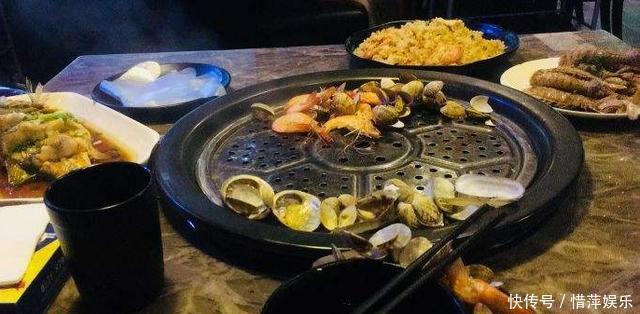 中年夫妻用瓦罐焖做海鲜,一天卖500罐,女顾客:能连罐子端走吗