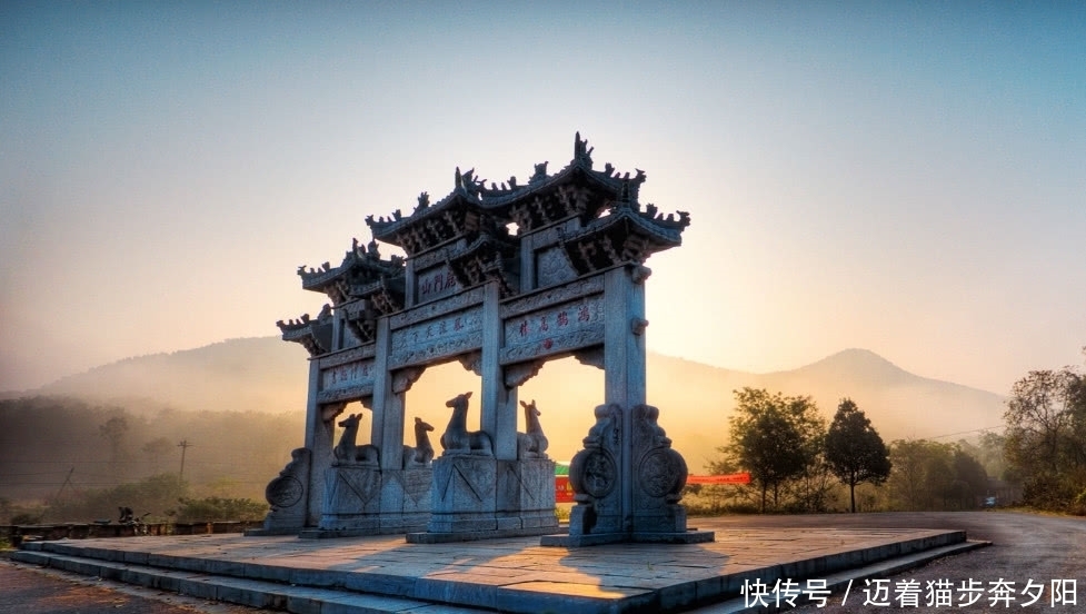  避雨|农民干活时天降大雨，躲菜园子避雨，无意发现古墓，内有五彩舍利