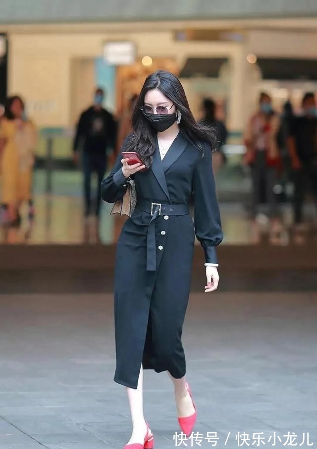 小姐姐 黑色的风衣,配上黑色腰带,既修身又显身段