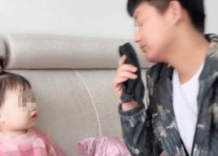 宝宝|爸爸闻袜子假装晕倒,宝宝也拿过来闻,神反应让人笑喷啦
