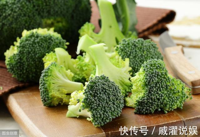 美味|炒西兰花,有人焯水,有人浸泡,都不对,饭店大厨这样做,太美味