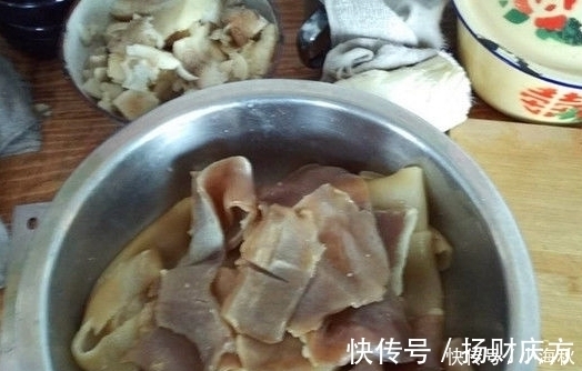 老家|小伙带女友回农村老家,准公公特意做了个拿手菜,姑娘一口不吃