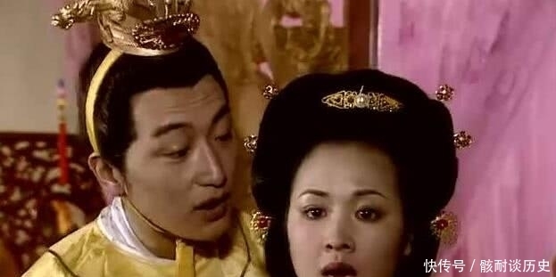 地里|村民在地里挖出金器,场面失控,他捡走一块金牌,价值2亿