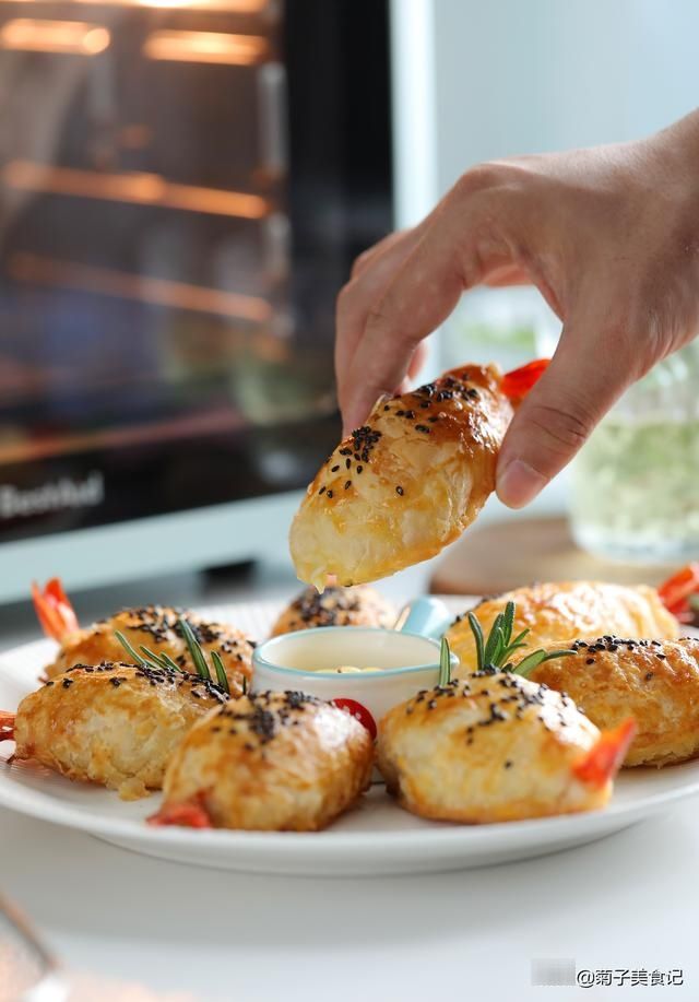 手抓饼新吃法，酥脆掉渣酥皮芝士虾，完胜西餐厅，一学就会