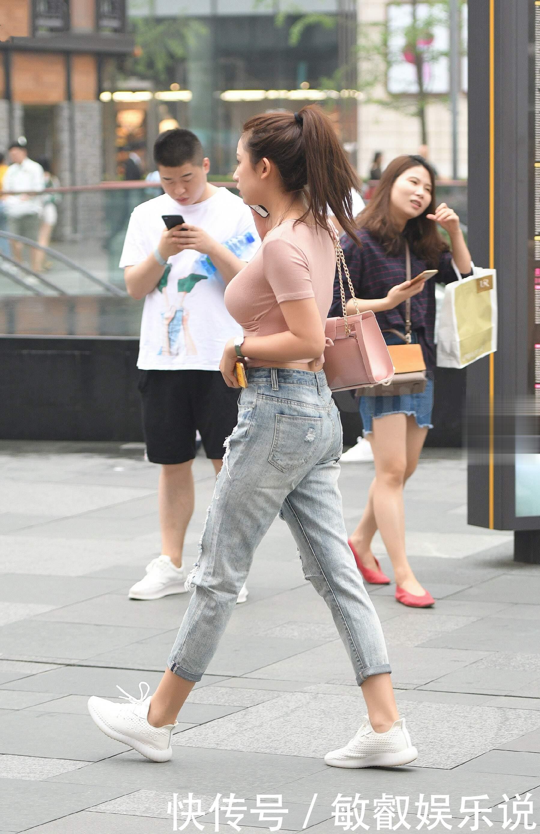 街拍：破烂牛仔裤搭配交叉上衣，时尚小姐姐就是这么自信！
