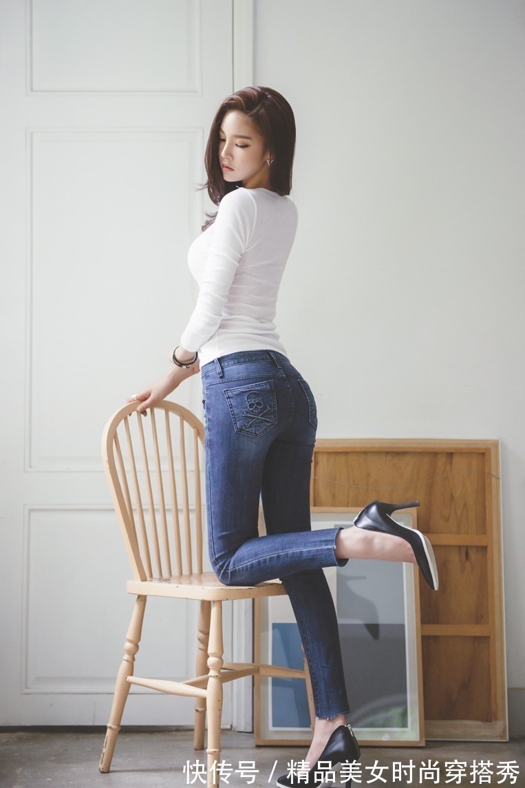 高跟鞋 简约又时尚的搭配总是很显气色！修身牛仔裤搭配高跟鞋简约大气