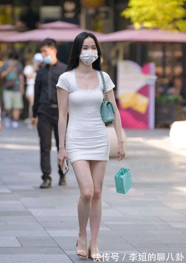 美女|美丽十足的连衣裙穿搭端庄有气质,塑造长腿美女的风范,自在飘逸