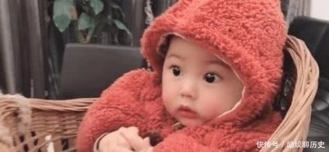 打麻将|舅舅边搓麻将边带娃,宝宝蹲在背篓里加油打气,小表情太可爱