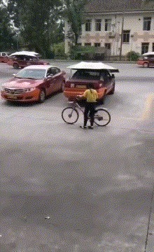 |搞笑GIF:扎心了 遇到这种情况 先捂住膝盖还是先捂脸