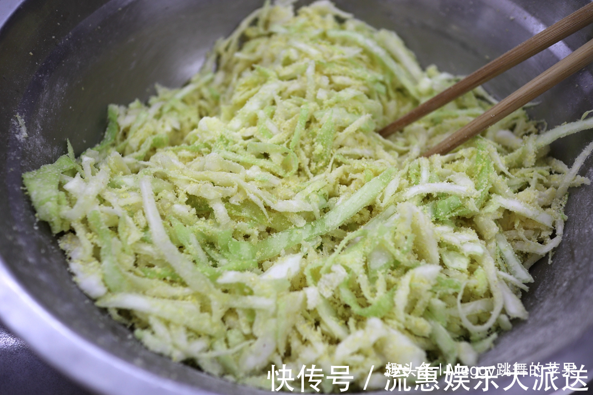 玉米面|这菜2元一斤,维生素C是苹果的4倍,上锅蒸一蒸,比肉受欢迎