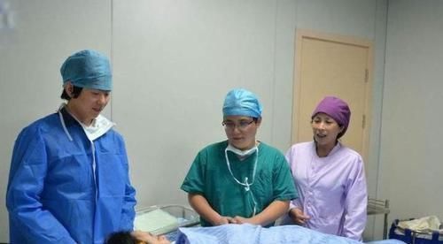 明星们|“我不要顺产”,23岁孕妇拒绝顺产,说出理由产科医生也无法反驳