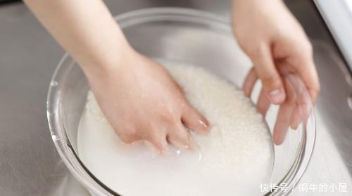 2种肥料,每家都有,养花最拿手,肥效是磷酸二氢钾的10倍