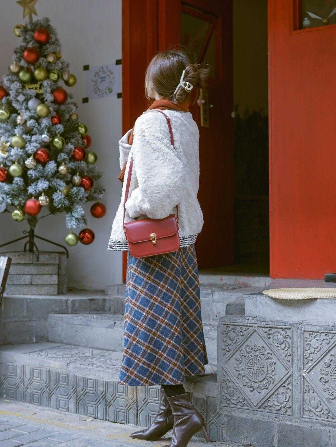 搭配|别再用九分裤搭短靴了!今年最流行的是半身裙+及踝靴,谁穿谁美