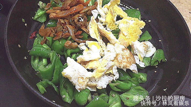 抢手|青椒鸡蛋新吃法,爽脆鲜香入味超下饭,比肉还抢手,全家都爱吃