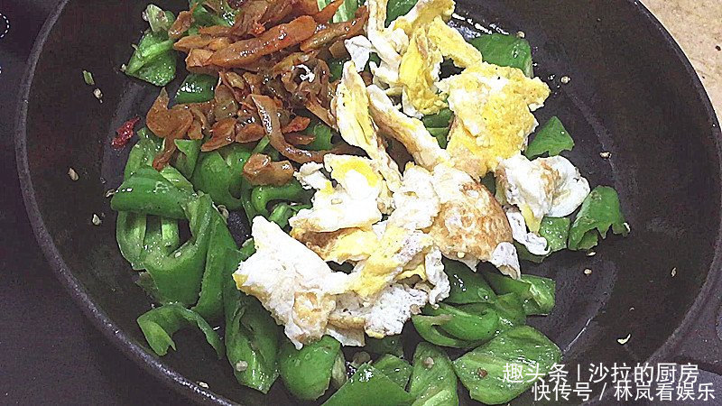  抢手|青椒鸡蛋新吃法，爽脆鲜香入味超下饭，比肉还抢手，全家都爱吃